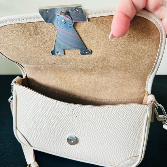 Louis Vuitton Buci crossbody - Picture 6 of 16